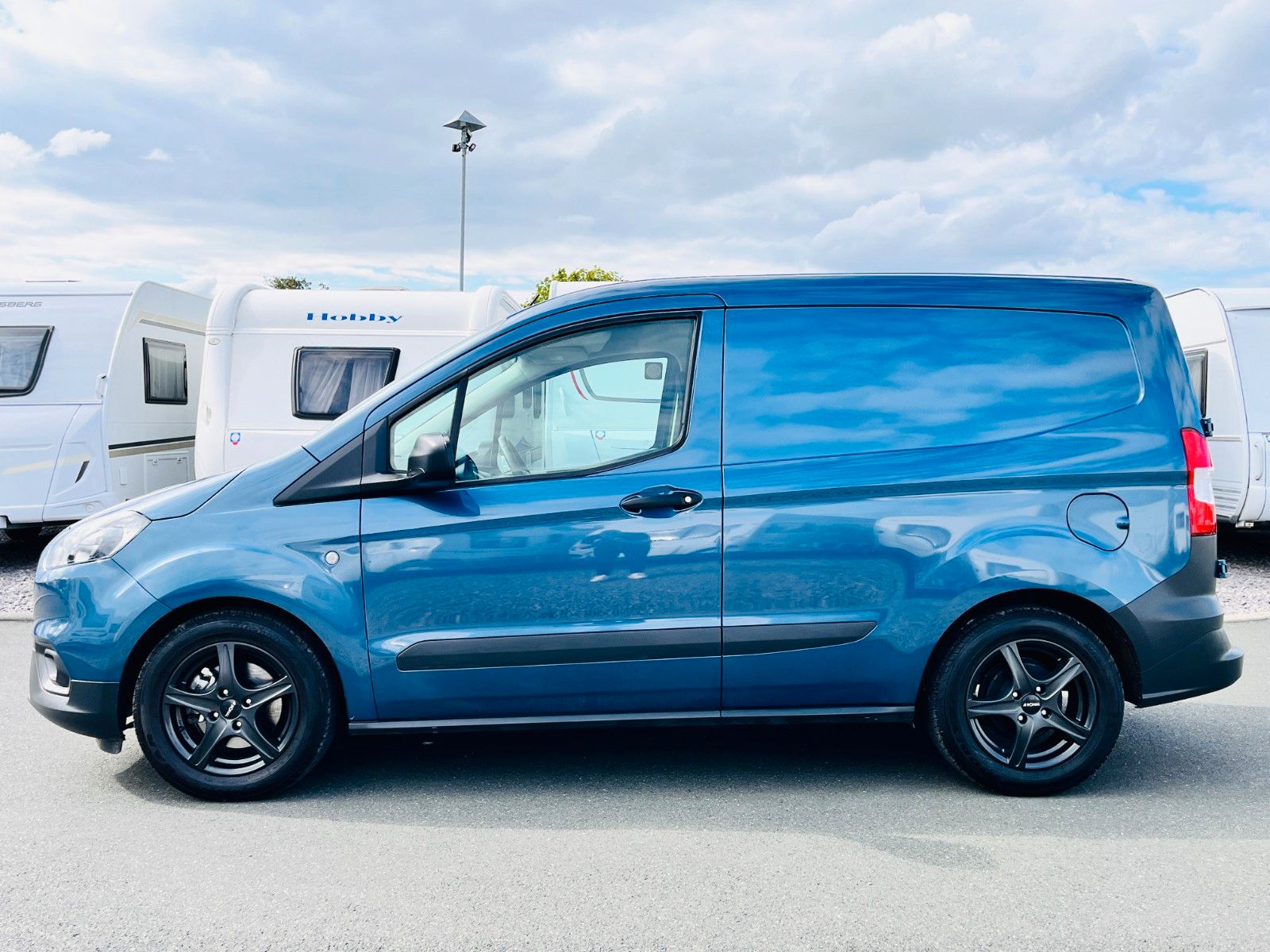 Fahrzeugabbildung Ford Transit Courier *AHK*KLIMA*WINTER*ALUFELGEN*