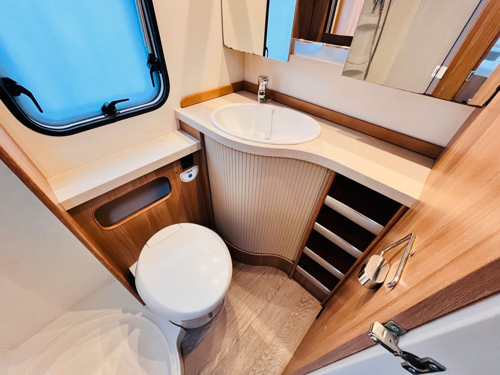 Fahrzeugabbildung Hobby DE LUXE 545 KMF ETAGENBETTEN DUSCHE