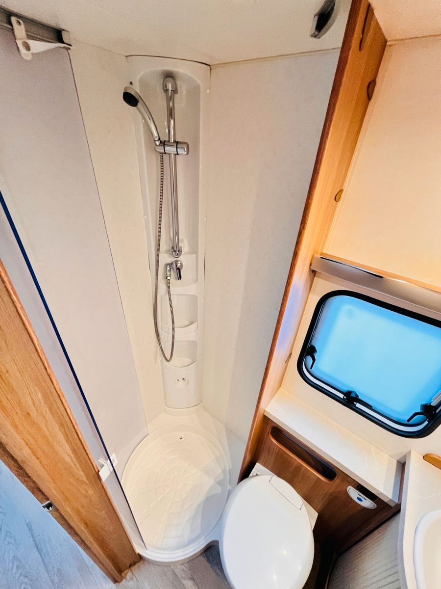 Fahrzeugabbildung Hobby DE LUXE 545 KMF ETAGENBETTEN DUSCHE