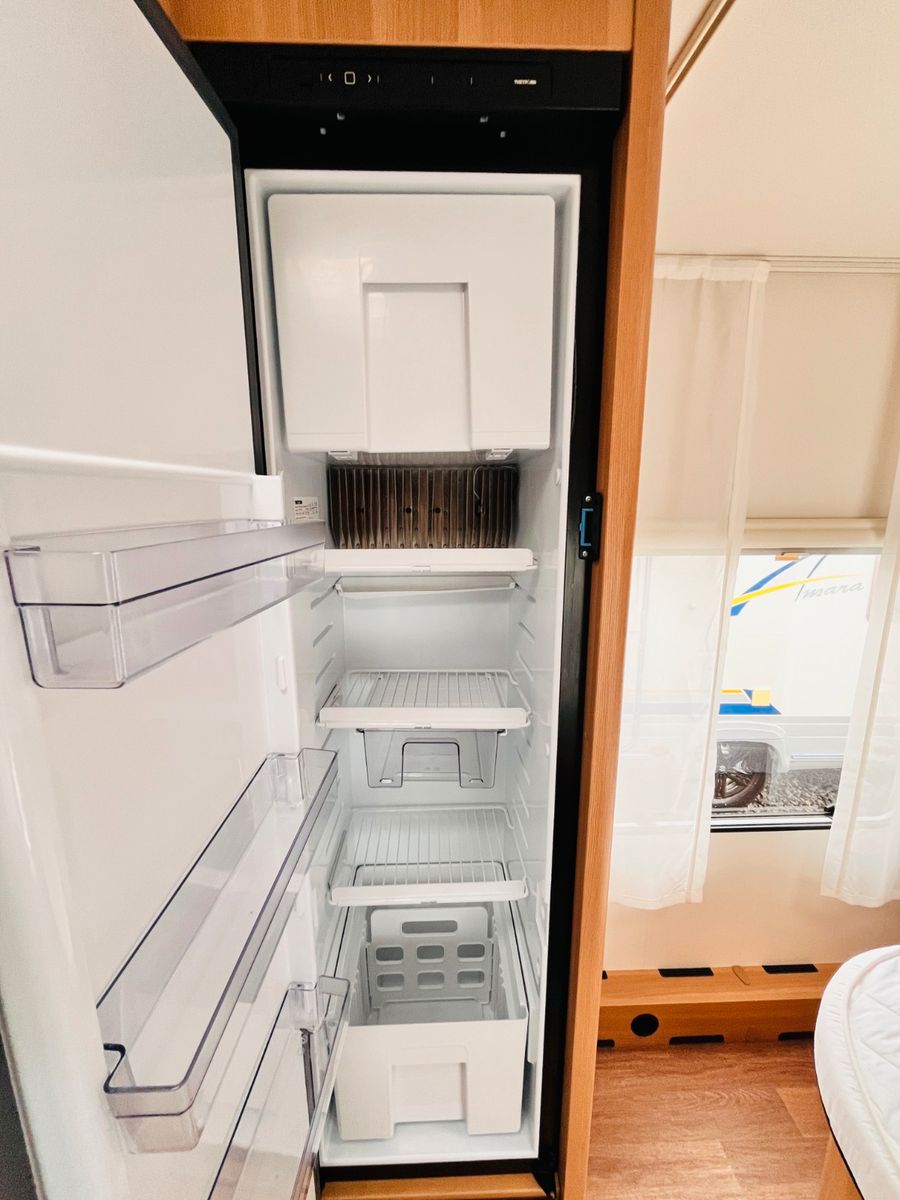 Fahrzeugabbildung LMC STYLE 450 D QUEENSBETT GROßER KÜHLSCHRANK